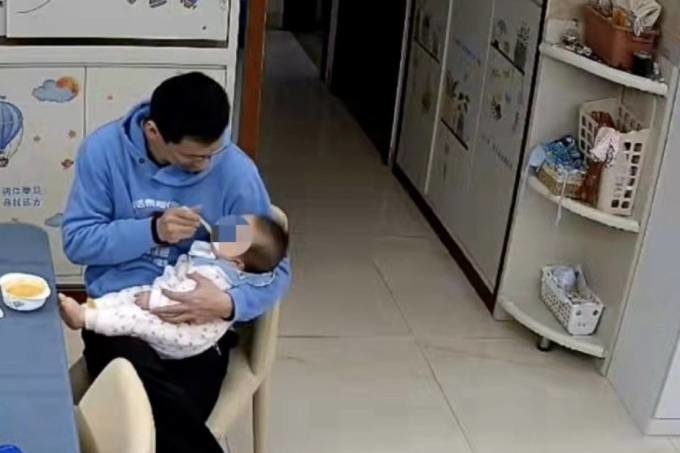 Ông bố được ca ngợi vì ủng hộ ước mơ làm công nhân quét rác của con - Ảnh 1. Ông bố được ca ngợi vì ủng hộ ước mơ làm công nhân quét rác của con - Ảnh 1.