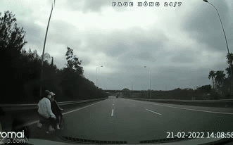 Đi nhầm l&ecirc;n cao tốc, 2 c&ocirc; g&aacute;i bị t&agrave;i xế ph&agrave;n n&agrave;n, diễn biến sau khiến tất cả trầm trồ - Ảnh 1.