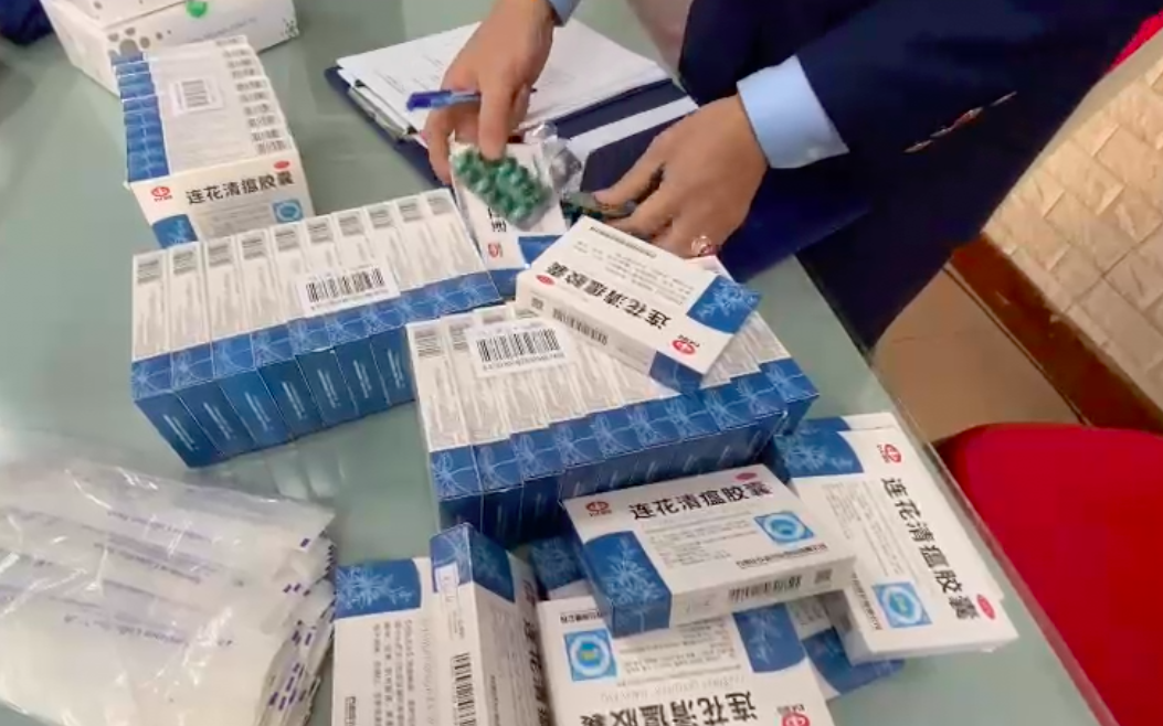 Biết hàng nhập lậu, tiểu thương vẫn bán công khai gần 1.000 viên "thuốc điều trị COVID-19" có chữ Trung Quốc