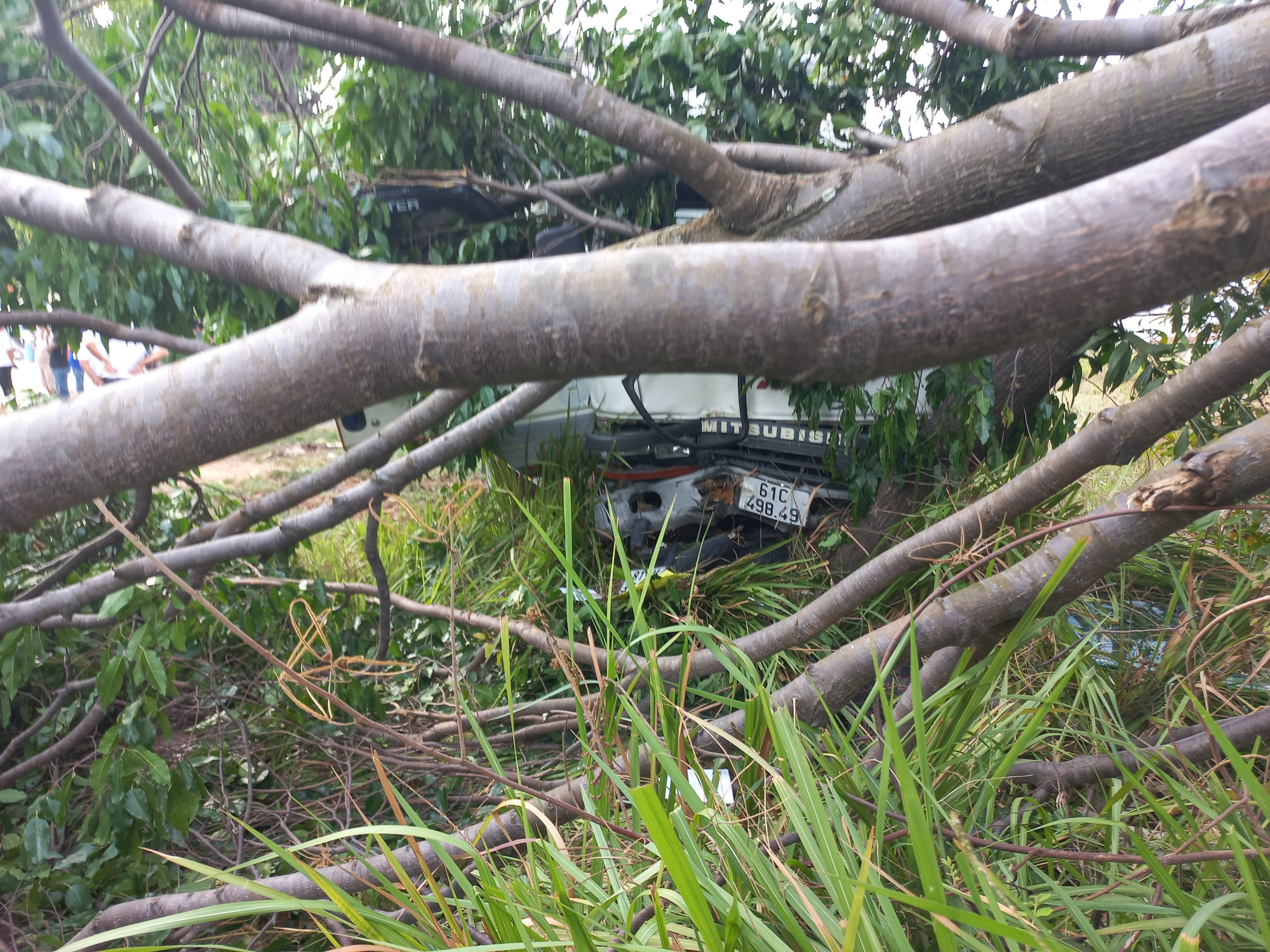 X&oacute;t xa c&ocirc; g&aacute;i đi xe m&aacute;y bị &ocirc;t&ocirc; k&eacute;o l&ecirc;, tử vong tại chỗ - Ảnh 1.