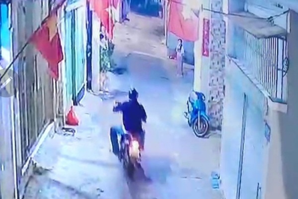 Truy tìm kẻ chạy xe máy cầm dao vô cớ chém nhiều người ở Vũng Tàu