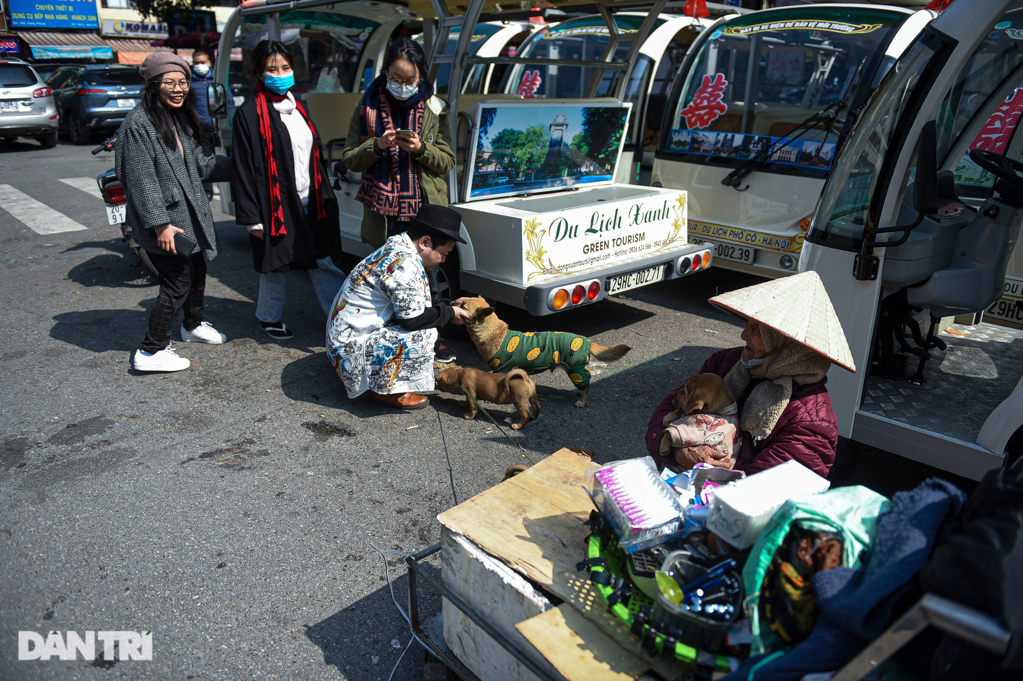 Cụ bà 101 tuổi ôm đàn chó đi nhặt rác, bán hàng rong trong rét buốt Hà Nội - Ảnh 5.
