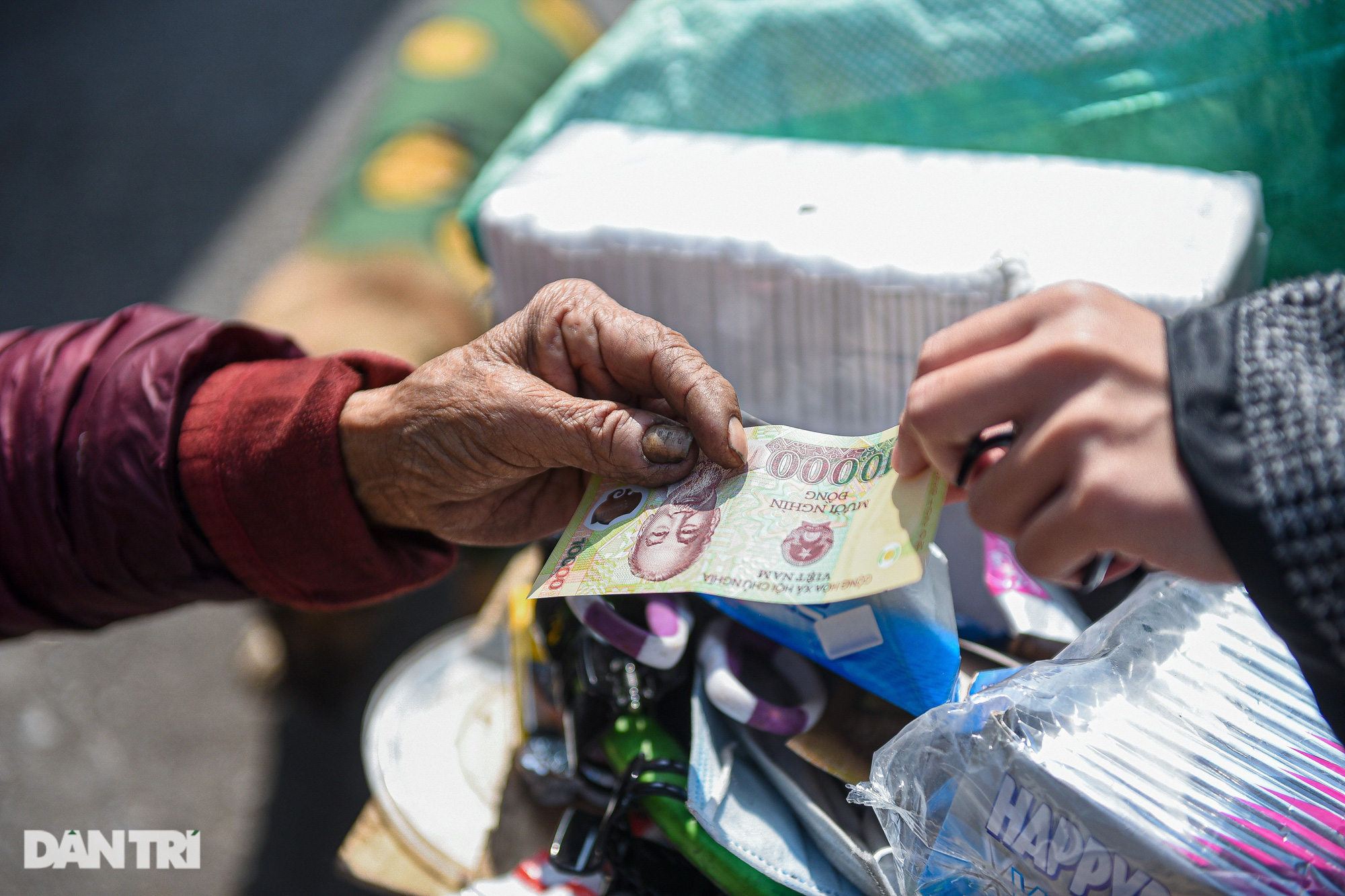 Cụ bà 101 tuổi ôm đàn chó đi nhặt rác, bán hàng rong trong rét buốt Hà Nội - Ảnh 4.