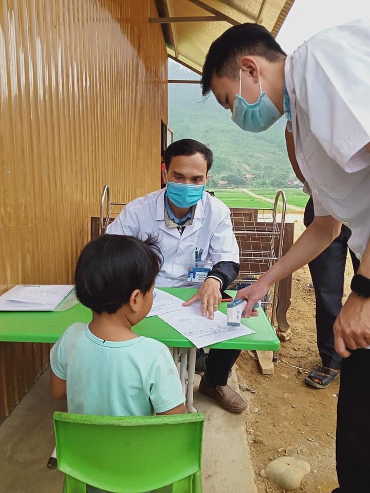 Người con Vân Kiều rời bản nghèo học làm bác sĩ để về chăm sóc sức khỏe cho dân bản vùng viễn biên - Ảnh 3.