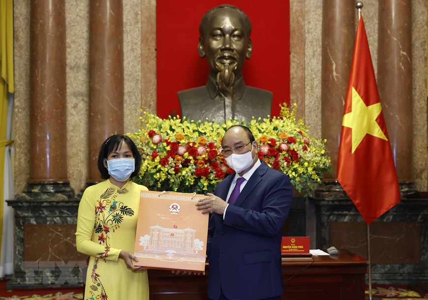 Chủ tịch nước Nguyễn Xuân Phúc gặp mặt cán bộ y tế tiêu biểu toàn quốc - Ảnh 10.