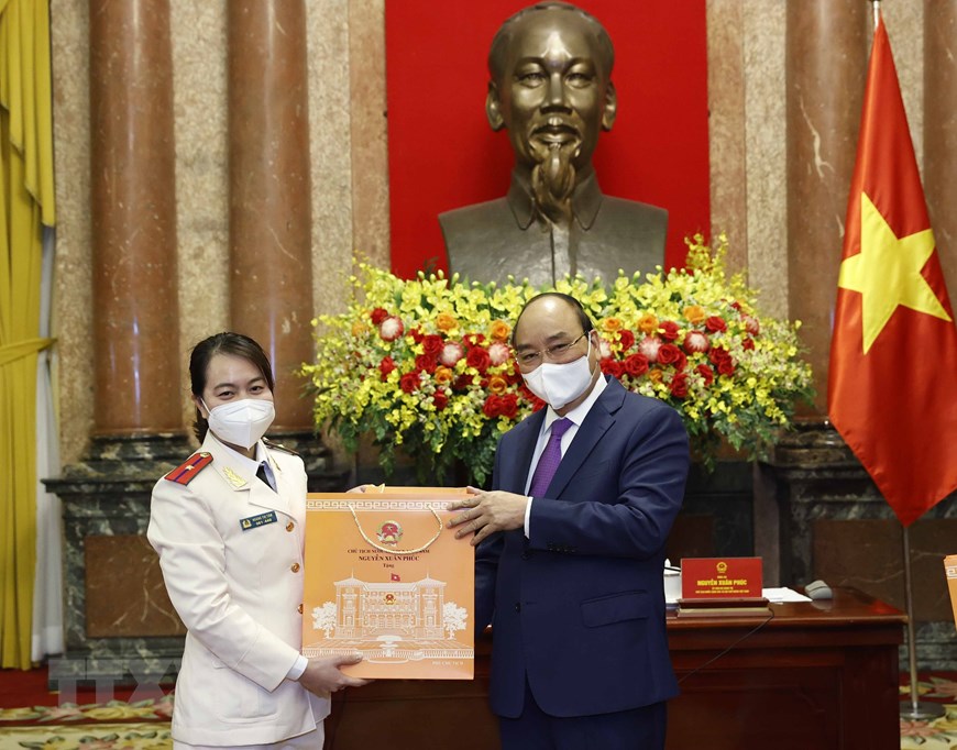 Chủ tịch nước Nguyễn Xuân Phúc gặp mặt cán bộ y tế tiêu biểu toàn quốc - Ảnh 11.