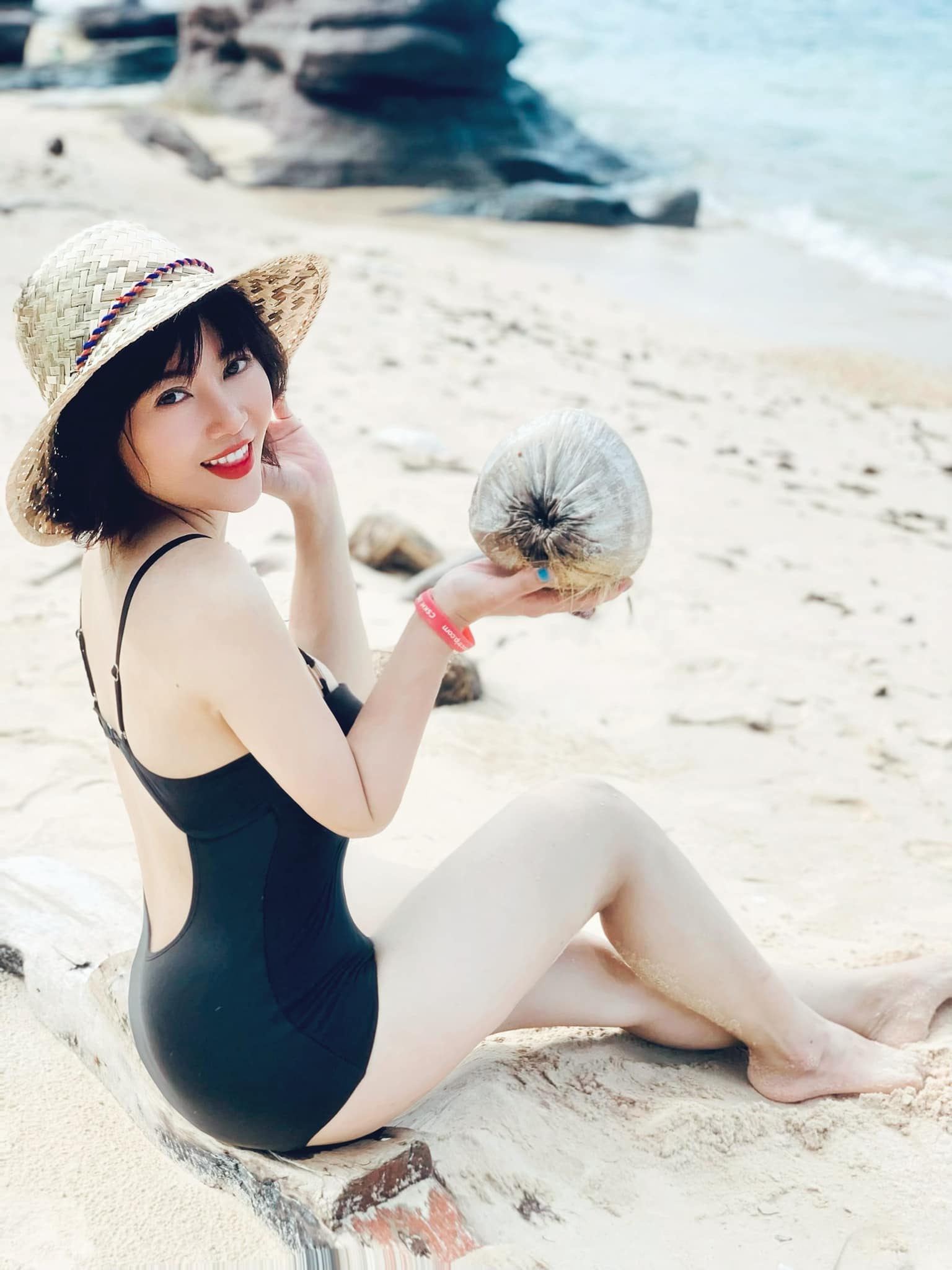 Thanh Hương quyến rũ trong bộ bikini cắt xẻ táo bạo - Ảnh 4.