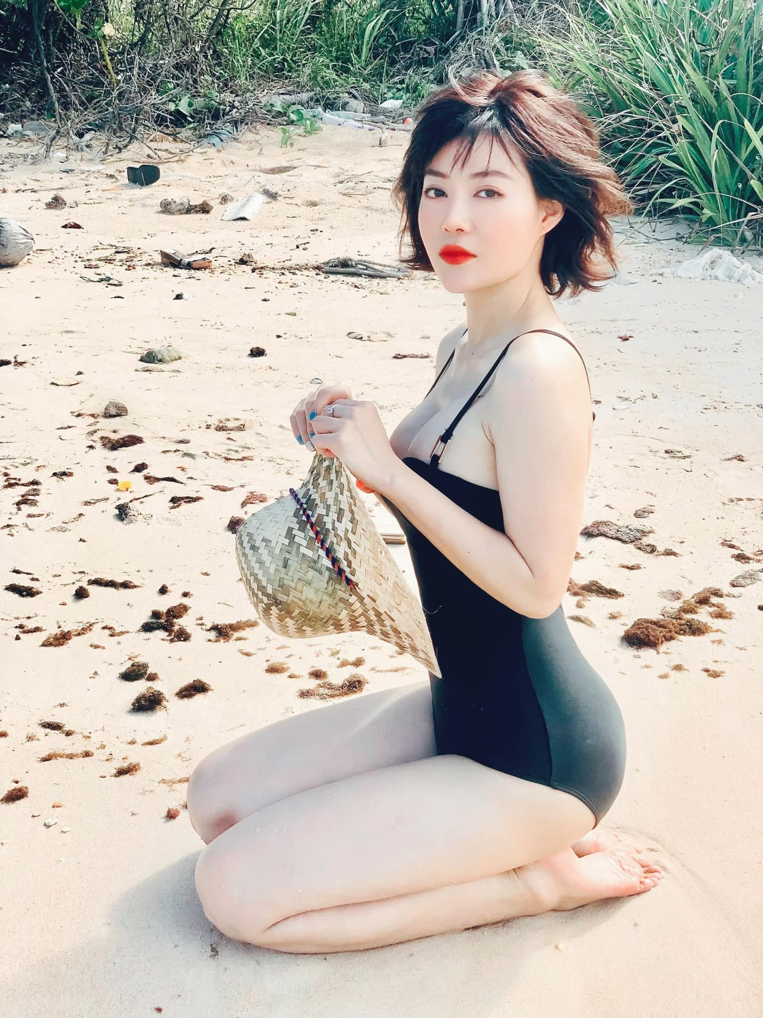 Thanh Hương quyến rũ trong bộ bikini cắt xẻ táo bạo - Ảnh 3.