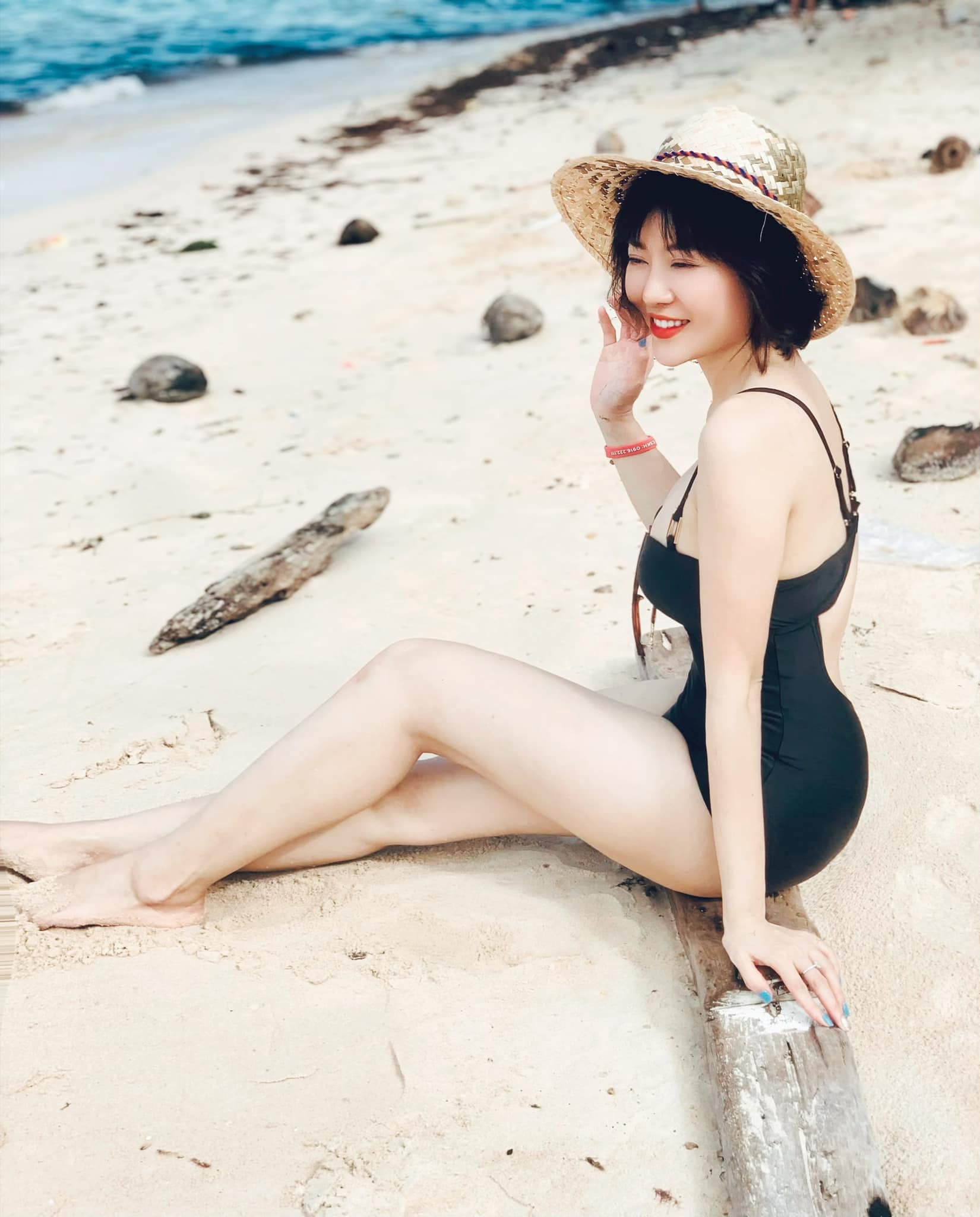 Thanh Hương quyến rũ trong bộ bikini cắt xẻ táo bạo - Ảnh 2.