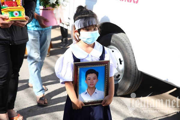 Thương tâm hình ảnh mẹ Bảo Bảo &quot;Gạo nếp gạo tẻ&quot; trong tang lễ con trai: Gục khóc gọi tên con - Ảnh 7.