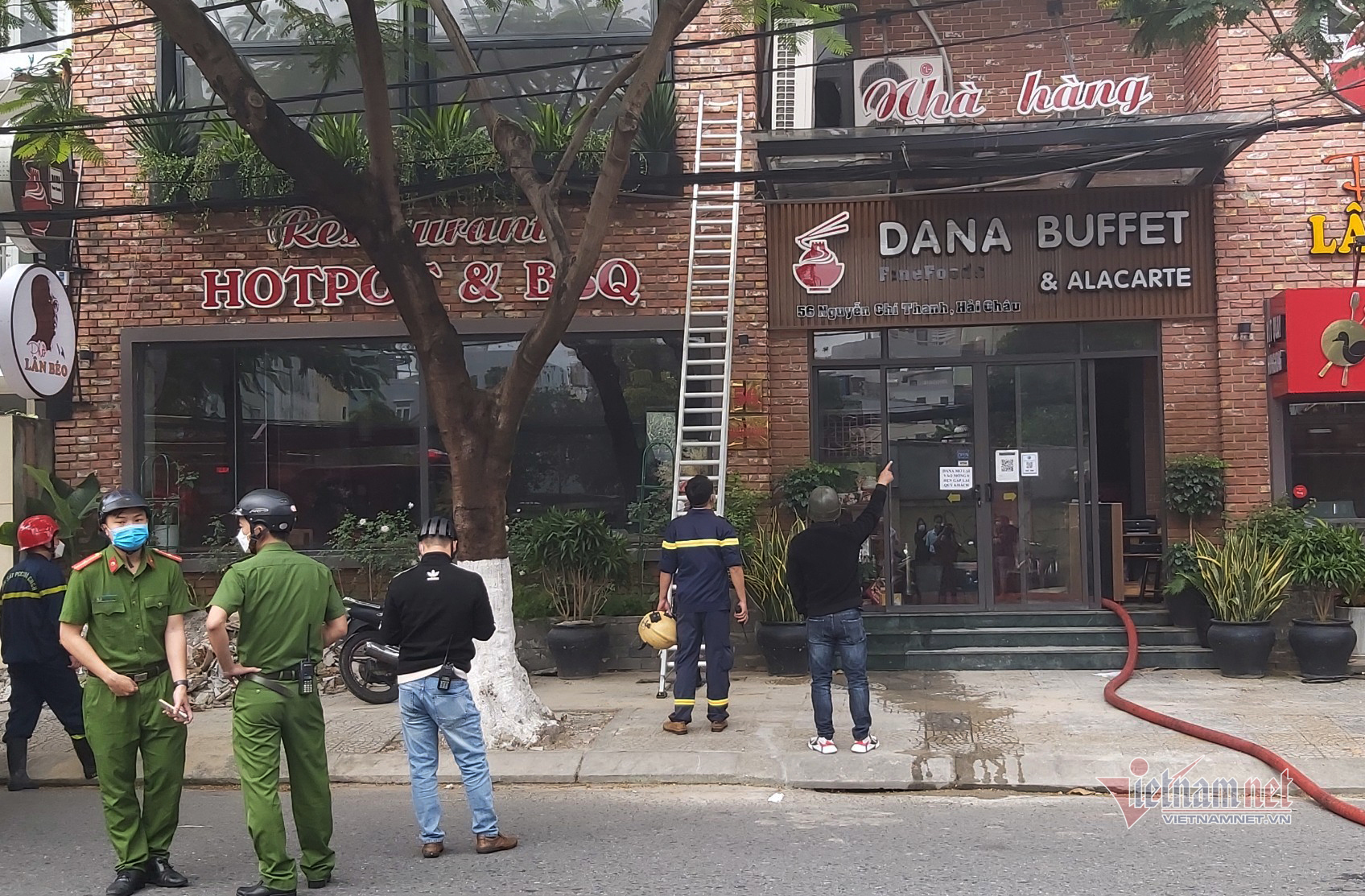 Nhà hàng ở trung tâm Đà Nẵng bốc cháy ngùn ngụt ngày mùng 3 Tết - Ảnh 4.