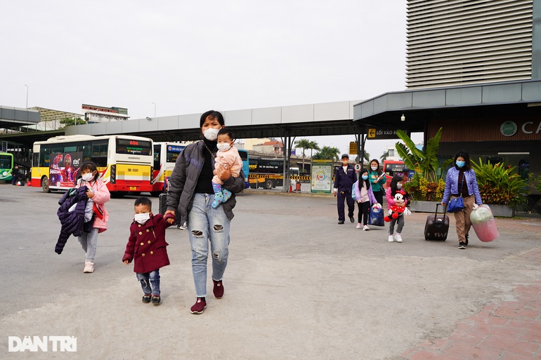 Tiềm ẩn nguy cơ gia tăng ca COVID-19 sau Tết; dòng người đổ về Hà Nội sau Tết; các điểm vui chơi đông nghẽn người - Ảnh 3.