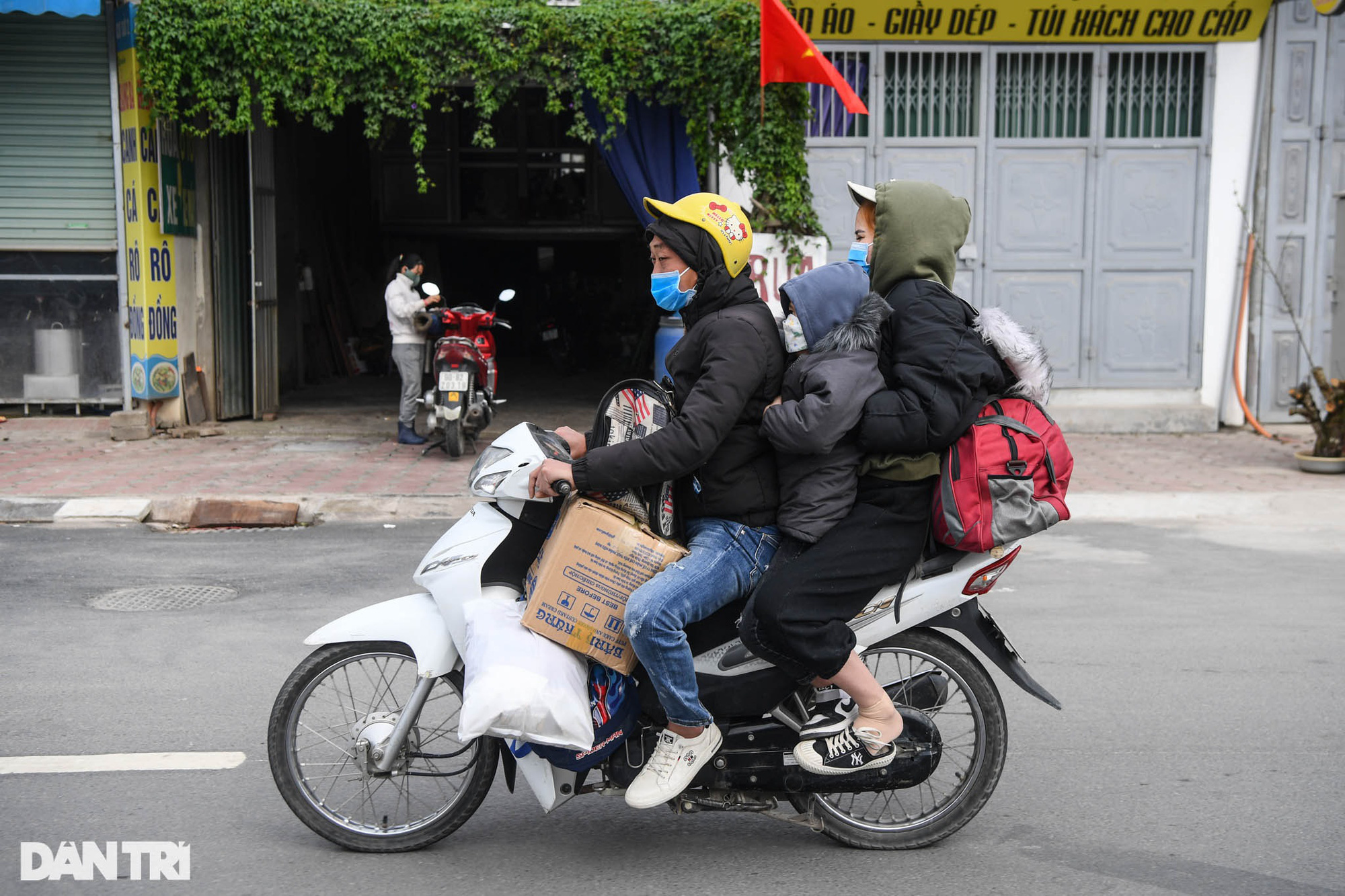 Người dân nườm nượp trở về Hà Nội sau kỳ nghỉ Tết, cửa ngõ phía Tây ùn tắc - Ảnh 8.