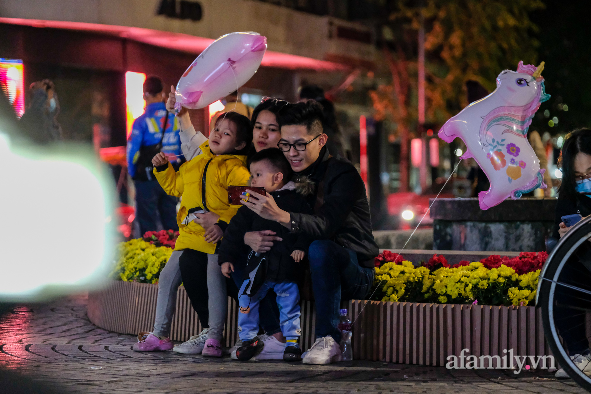 Người Hà Nội đổ về phố đi bộ vui chơi, chụp ảnh lưu niệm ngày đầu Xuân - Ảnh 13.