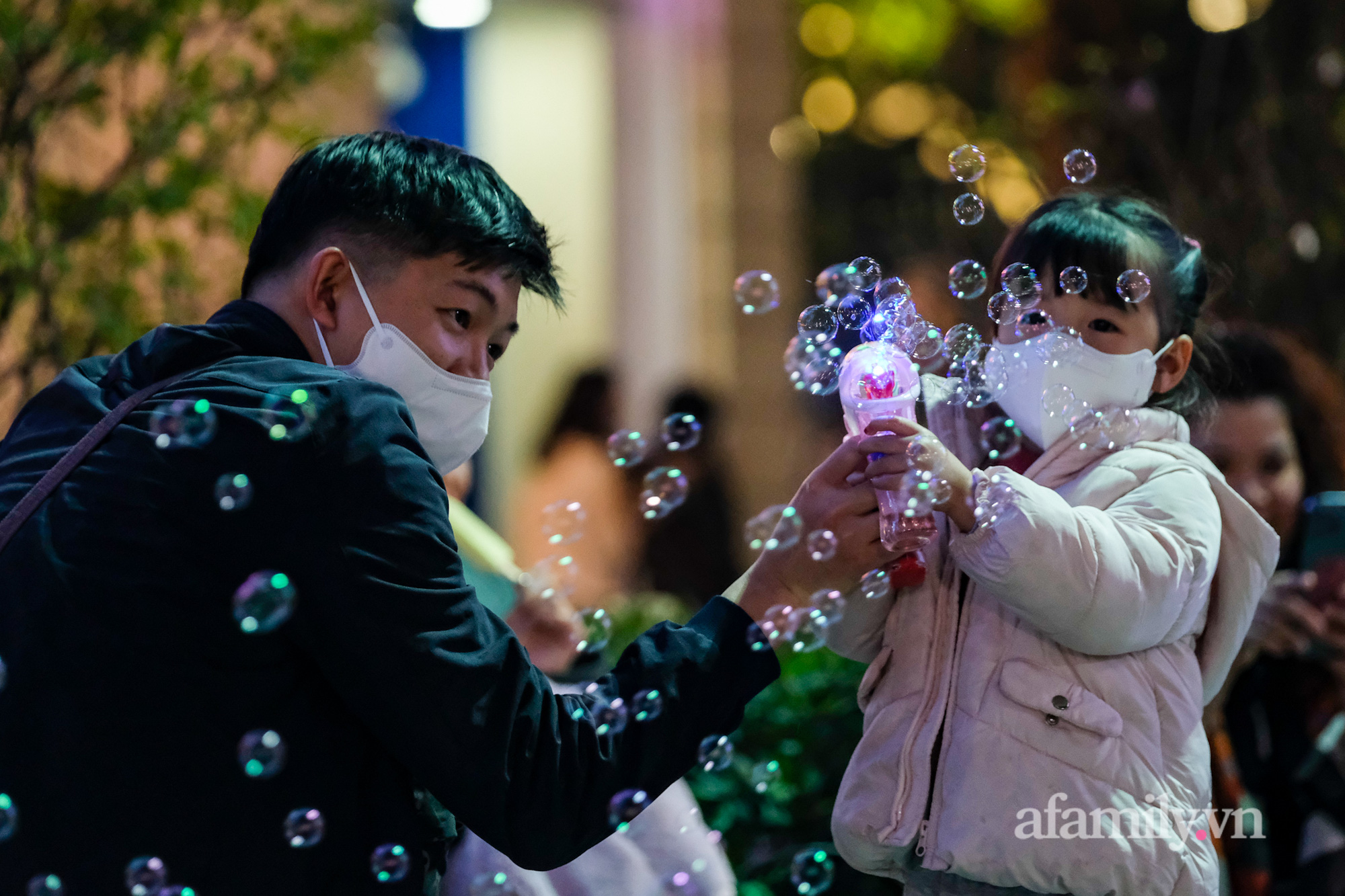 Người Hà Nội đổ về phố đi bộ vui chơi, chụp ảnh lưu niệm ngày đầu Xuân - Ảnh 10.