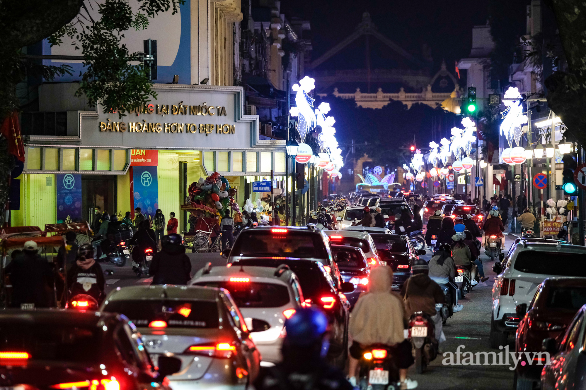 Phố đi bộ hồ Gươm – Hình ảnh sẽ cho bạn thấy lễ hội tấp nập, đông đúc và những ánh đèn lung linh rực rỡ vào ban đêm. Hãy tận hưởng cảm giác phóng khoáng khi được đi bộ trên con đường nơi thành phố hồ Gươm đẹp nhất Việt Nam.