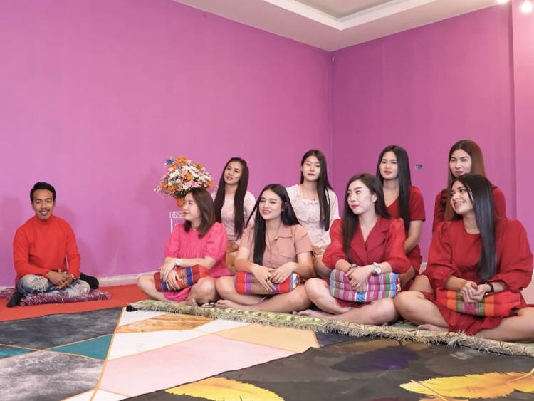 Người đàn ông sống hòa hợp với 8 người vợ trẻ dưới cùng một mái nhà - Ảnh 1.
