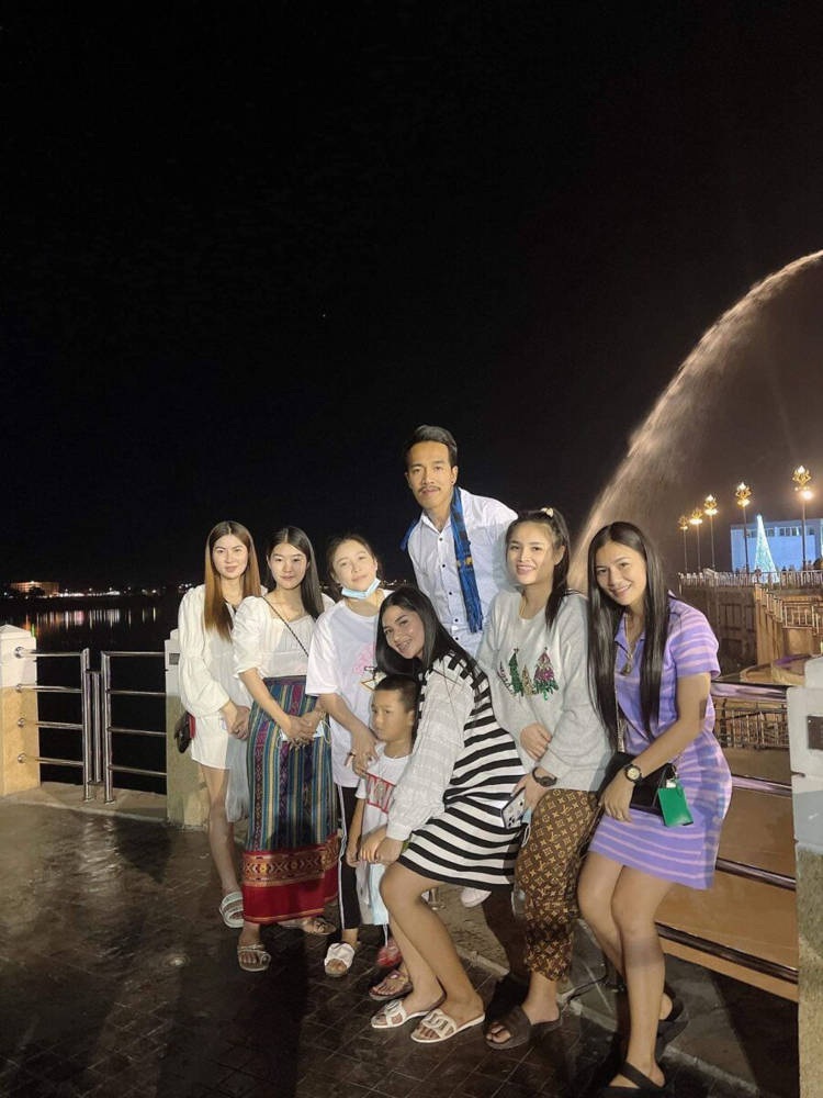 Người đàn ông sống hòa hợp với 8 người vợ trẻ dưới cùng một mái nhà - Ảnh 2.
