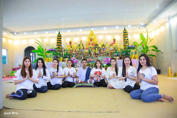 Người đàn ông sống hòa hợp với 8 người vợ trẻ dưới cùng một mái nhà - Ảnh 3.