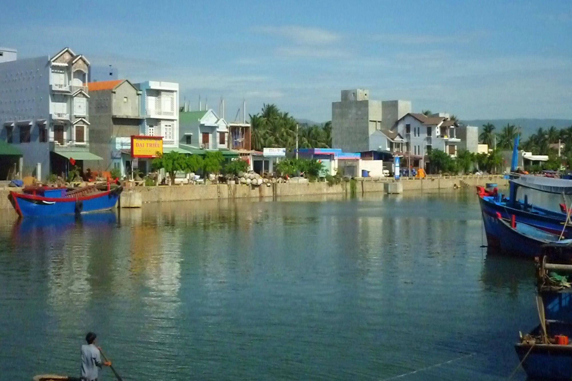 Làng biển nhiều biệt thự nhất Bình Định nhờ nghề câu loài cá 'khủng' - Ảnh 1.