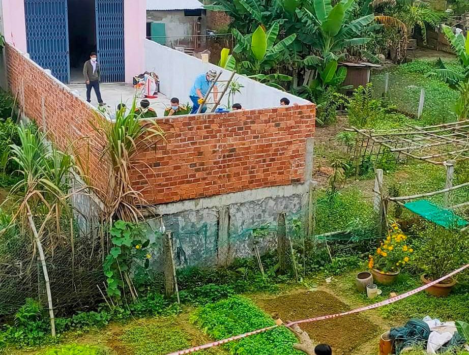 Bị đuổi đánh, nam thanh niên rơi từ bức tường cao 5 m - Ảnh 1.
