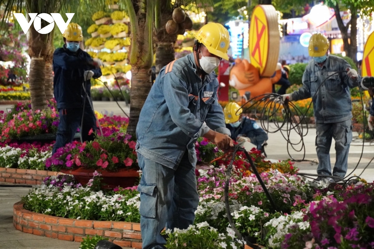 500 người thu dọn Đường hoa Nguyễn Huệ trong đêm - Ảnh 3. 500 người thu dọn Đường hoa Nguyễn Huệ trong đêm - Ảnh 3.