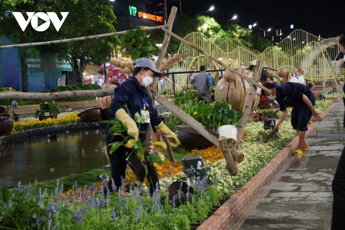 500 người thu dọn Đường hoa Nguyễn Huệ trong đêm - Ảnh 1. 500 người thu dọn Đường hoa Nguyễn Huệ trong đêm - Ảnh 1.