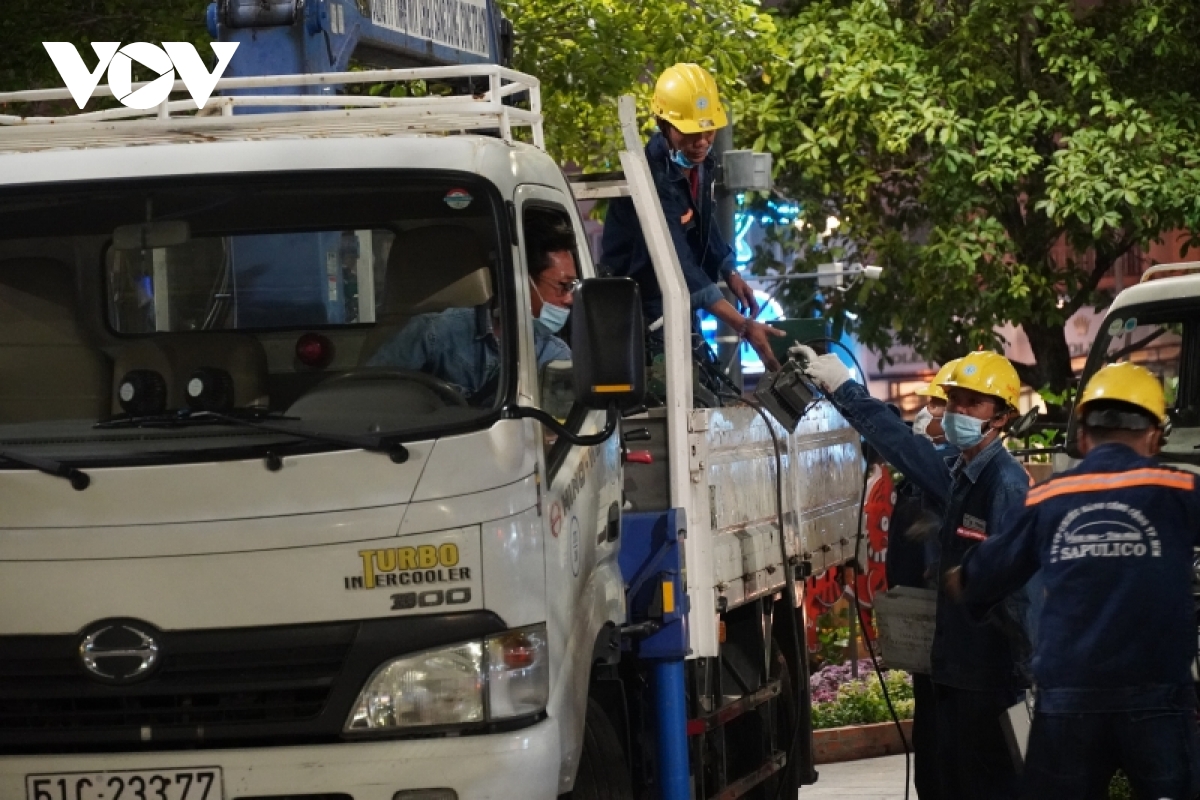 500 người thu dọn Đường hoa Nguyễn Huệ trong đêm - Ảnh 4. 500 người thu dọn Đường hoa Nguyễn Huệ trong đêm - Ảnh 4.