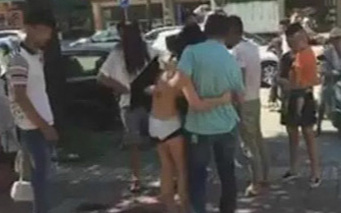 Cô gái 20 tuổi bị vợ đánh ghen giữa phố, chồng lao ra 'anh hùng cứu mỹ nhân' và cái kết