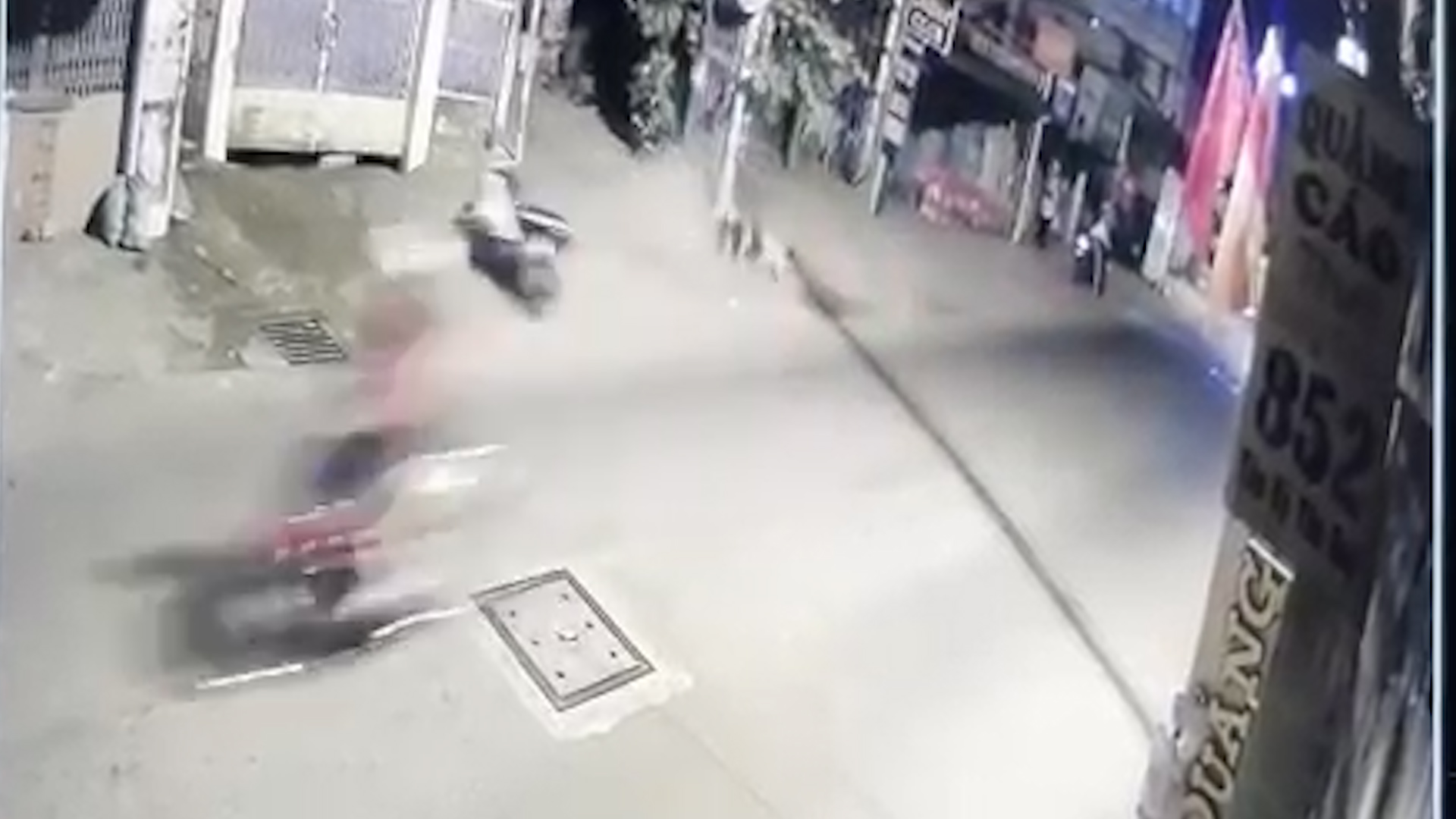 CLIP: An Giang tóm được kẻ đạp xe khiến 2 người chết ở TP HCM - Ảnh 3. CLIP: An Giang tóm được kẻ đạp xe khiến 2 người chết ở TP HCM - Ảnh 3.