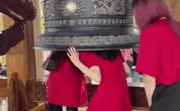 3 cô gái chui vào chuông chùa để "giác ngộ", dân tình tranh cãi tác dụng thật sự - Ảnh 1. 3 cô gái chui vào chuông chùa để "giác ngộ", dân tình tranh cãi tác dụng thật sự - Ảnh 1.