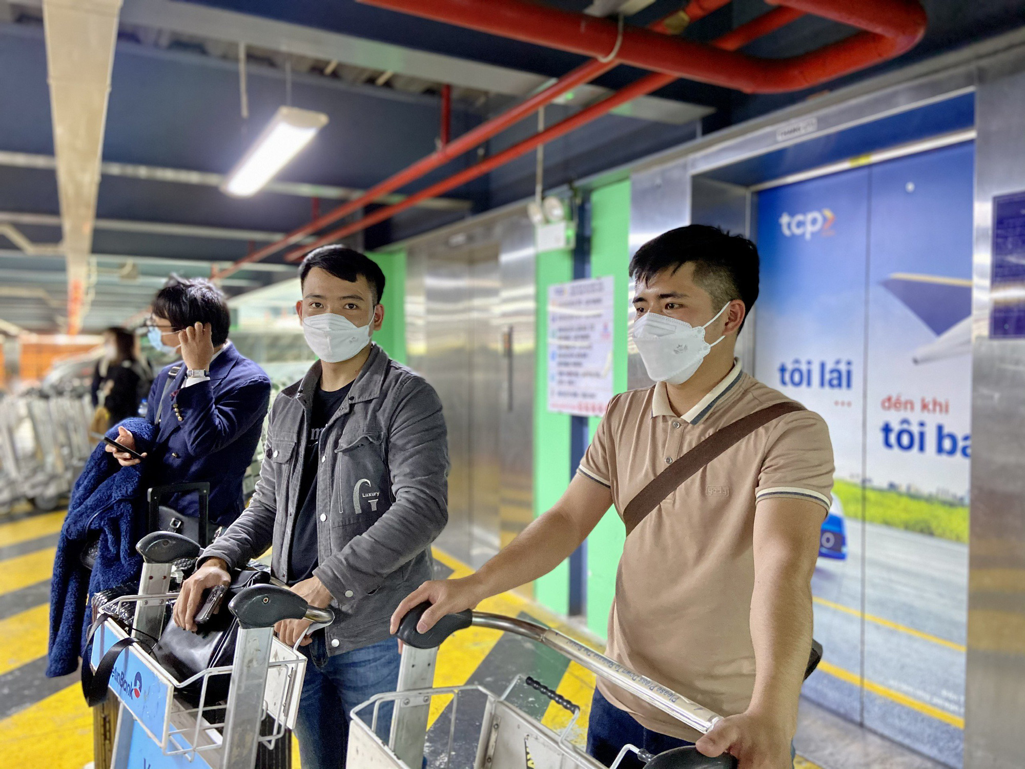 Khách trả tiền triệu khi bắt taxi trá hình ở sân bay Tân Sơn Nhất - Ảnh 3. Khách trả tiền triệu khi bắt taxi trá hình ở sân bay Tân Sơn Nhất - Ảnh 3.