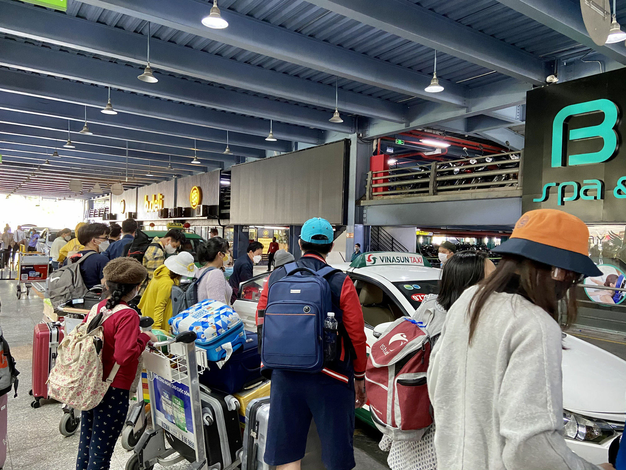 Khách trả tiền triệu khi bắt taxi trá hình ở sân bay Tân Sơn Nhất - Ảnh 2. Khách trả tiền triệu khi bắt taxi trá hình ở sân bay Tân Sơn Nhất - Ảnh 2.