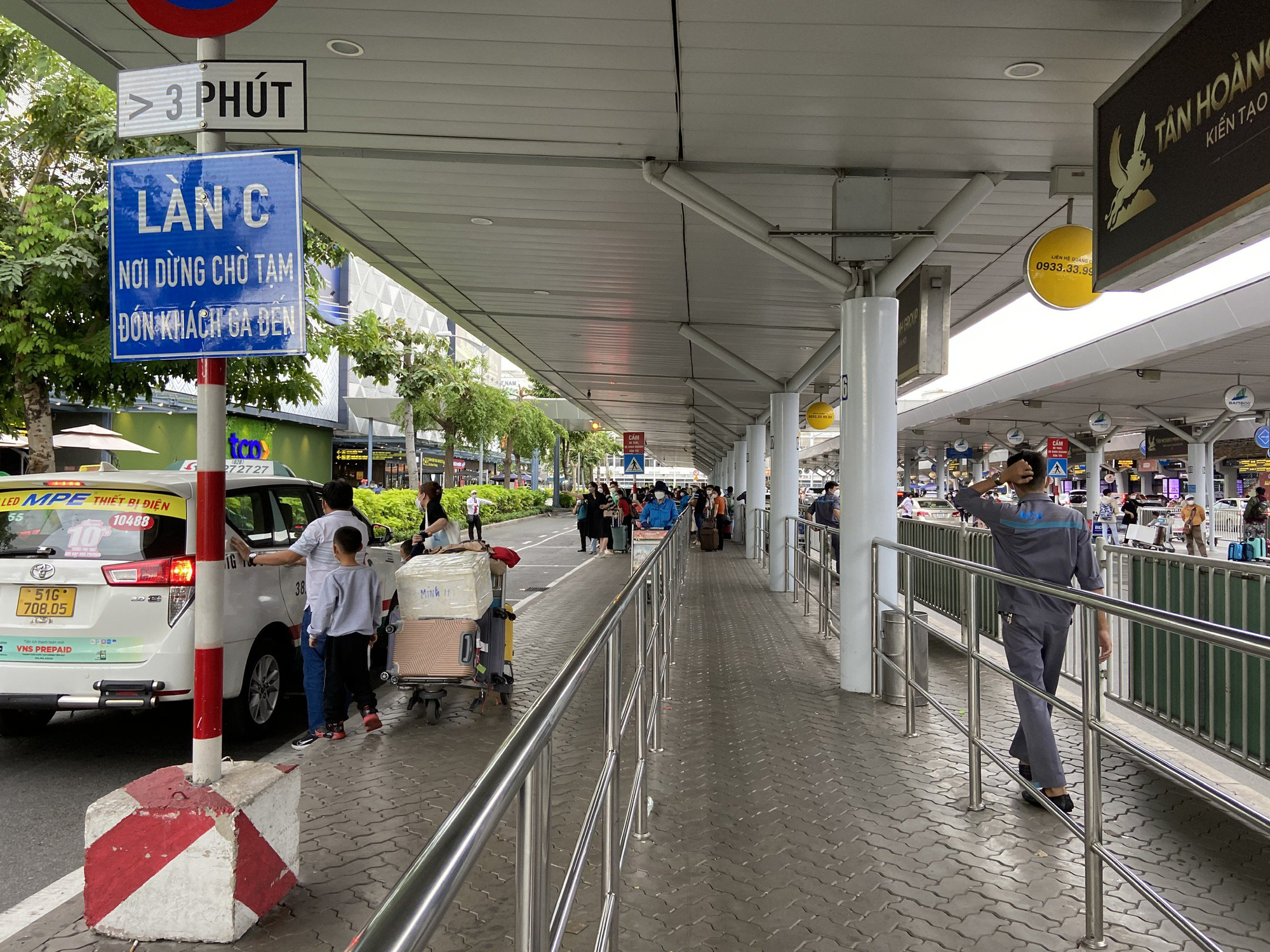 Khach tra tien trieu vi don taxi tra hinh o san bay Tan Son Nhat anh 2 Khach tra tien trieu vi don taxi tra hinh o san bay Tan Son Nhat anh 2