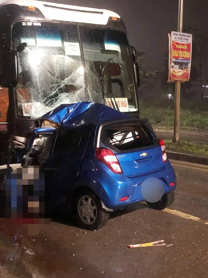 Đối đầu xe kh&aacute;ch, &ocirc; t&ocirc; con biến dạng ho&agrave;n to&agrave;n, t&agrave;i xế tử vong thương t&acirc;m - Ảnh 2.