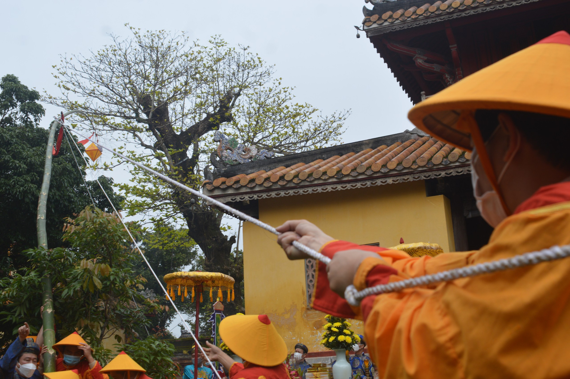 Ảnh: Độc đáo nghi lễ hạ nêu, khai ấn trong Hoàng cung Huế - Ảnh 4.