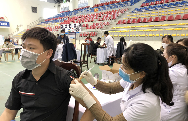 Quảng Bình ghi nhận số ca mắc &quot;khủng&quot;, đẩy mạnh chiến dịch tiêm vaccine phòng COVID mùa Xuân - Ảnh 1.