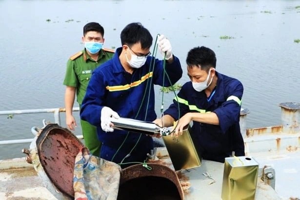 Lật tẩy chiêu "phù phép" 200 triệu lít xăng lậu màu trắng thành màu vàng - Ảnh 1. Lật tẩy chiêu "phù phép" 200 triệu lít xăng lậu màu trắng thành màu vàng - Ảnh 1.