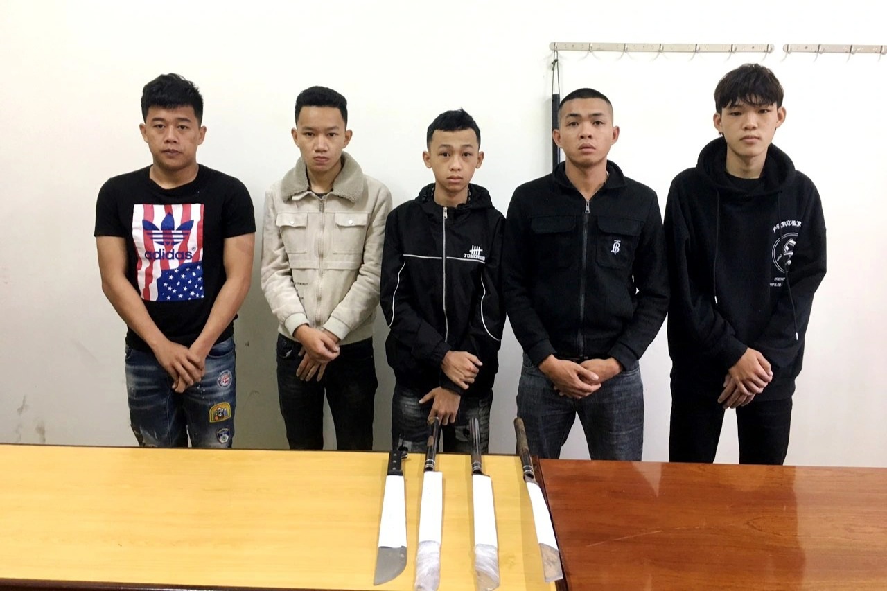 Tạm giữ nghi can chém nam thanh niên rơi từ bờ tường cao 5m - Ảnh 1.