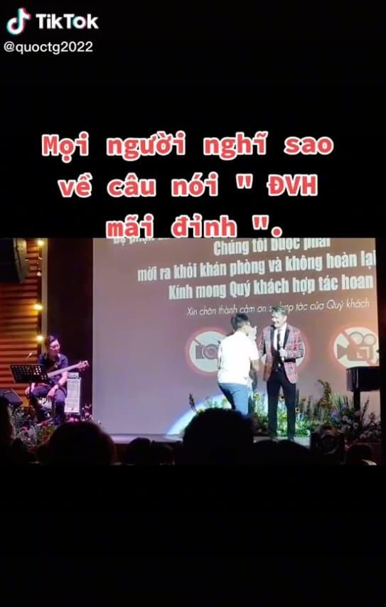 Fan lên sân khấu tặng hoa cho Đàm Vĩnh Hưng nhưng không quên 'khịa' CEO Bình Dương, phản ứng của nam ca sĩ mới bất ngờ - Ảnh 3.