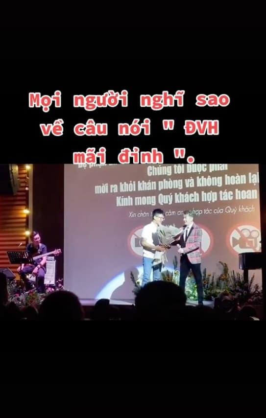 Fan lên sân khấu tặng hoa cho Đàm Vĩnh Hưng nhưng không quên 'khịa' CEO Bình Dương, phản ứng của nam ca sĩ mới bất ngờ - Ảnh 4.