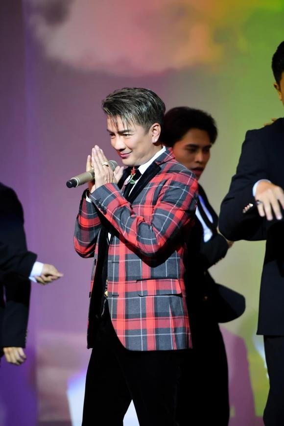 Fan lên sân khấu tặng hoa cho Đàm Vĩnh Hưng nhưng không quên 'khịa' CEO Bình Dương, phản ứng của nam ca sĩ mới bất ngờ - Ảnh 1.