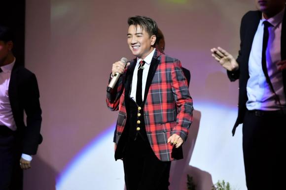 Fan lên sân khấu tặng hoa cho Đàm Vĩnh Hưng nhưng không quên 'khịa' CEO Bình Dương, phản ứng của nam ca sĩ mới bất ngờ - Ảnh 2.