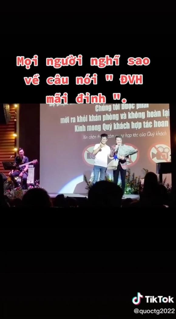 Fan lên sân khấu tặng hoa cho Đàm Vĩnh Hưng nhưng không quên 'khịa' CEO Bình Dương, phản ứng của nam ca sĩ mới bất ngờ - Ảnh 6.