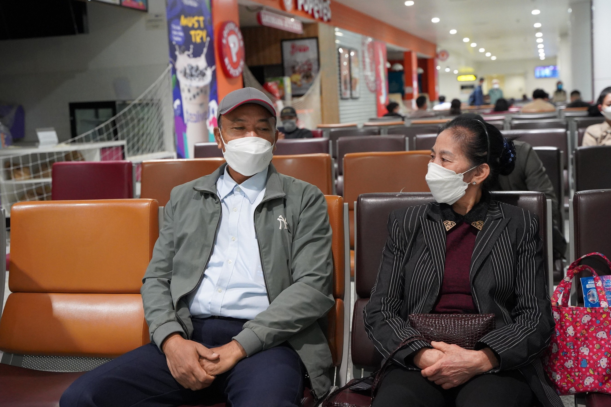 Người mẹ ng&oacute;ng con, &aacute;m ảnh cuộc gọi "mẹ ơi bom đạn lại tr&uacute;t xuống rồi" - Ảnh 1.