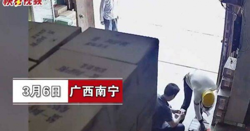 Thấy có người đang đếm tiền trước cửa nhà, chàng trai thản nhiên chạy vào cướp rồi nói một câu khiến cảnh sát Thấy có người đang đếm tiền trước cửa nhà, chàng trai thản nhiên chạy vào cướp rồi nói một câu khiến cảnh sát