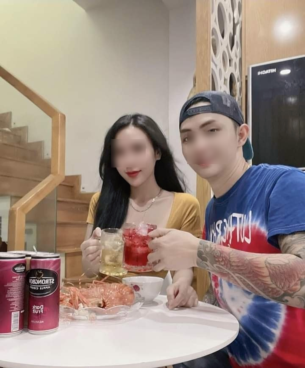 Vụ clip "tôm hùm" lan truyền phản cảm: Người vợ nói sự thật không ngờ - Ảnh 1. Vụ clip "tôm hùm" lan truyền phản cảm: Người vợ nói sự thật không ngờ - Ảnh 1.