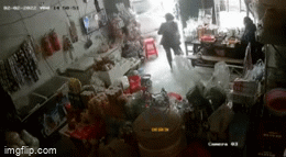 Clip: Nữ t&agrave;i xế nhầm ch&acirc;n ga l&ugrave;i thẳng v&agrave;o qu&aacute;n tạp h&oacute;a, một b&eacute; trai v&agrave; người phụ nữ bị nuốt trọn v&agrave;o gầm - Ảnh 2.