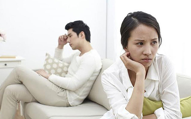 Đưa vợ đi đẻ thì gặp người yêu cũ của cô ấy, sau 5 phút nói chuyện, tôi lục tung điện thoại và phát điên với thư mục bên trong