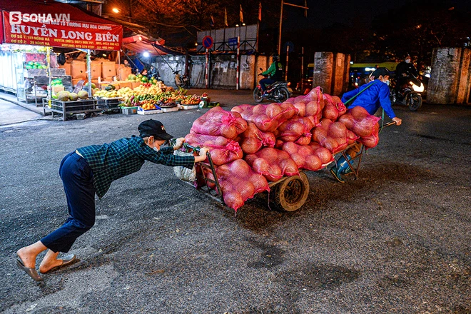 Cô bé cửu vạn ở chợ Long Biên và câu nói đầu tiên, dài nhất sau 16 năm: Mẹ ơi, ăn - Ảnh 2.